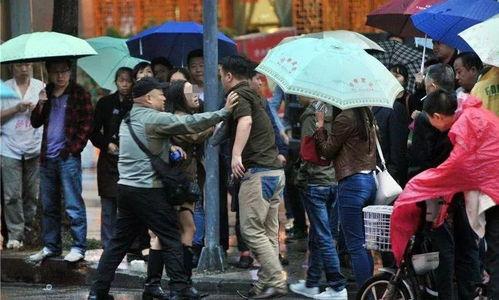 老人围观吃瓜视频大全,笑料百出，温馨瞬间大盘点