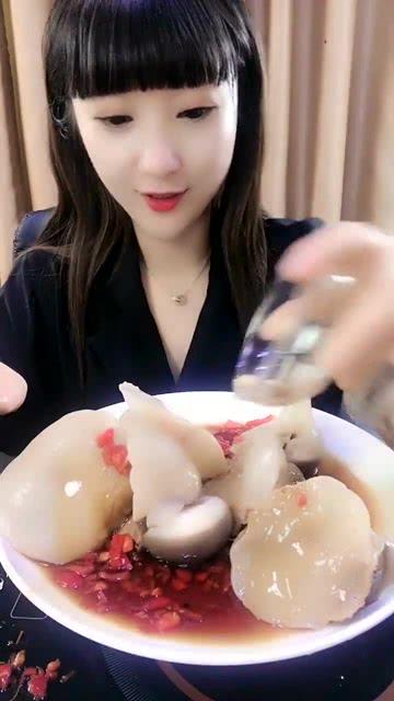 小姐姐吃活整只八瓜鱼视频,小姐姐现场品尝整只八瓜鱼大餐