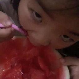 柬埔寨婴儿吃瓜视频,萌态十足引网友热议