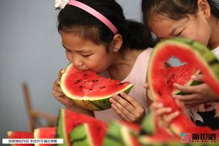 小孩吃瓜拍视频