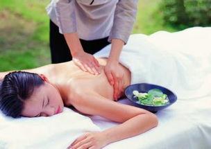 一边吃瓜一边按摩视频,轻松愉悦的休闲时光