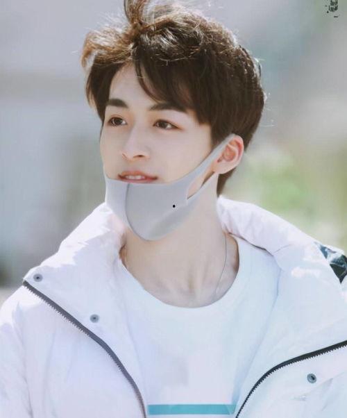 明星吃瓜视频何洛洛,明星幕后趣事大揭秘