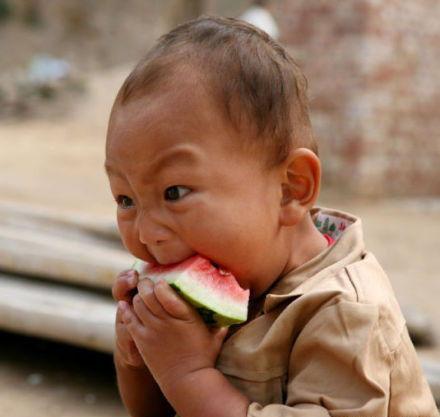 小男孩吃角瓜的视频,萌态十足引网友热议