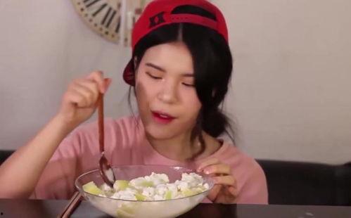 美女吃冰哈密瓜视频